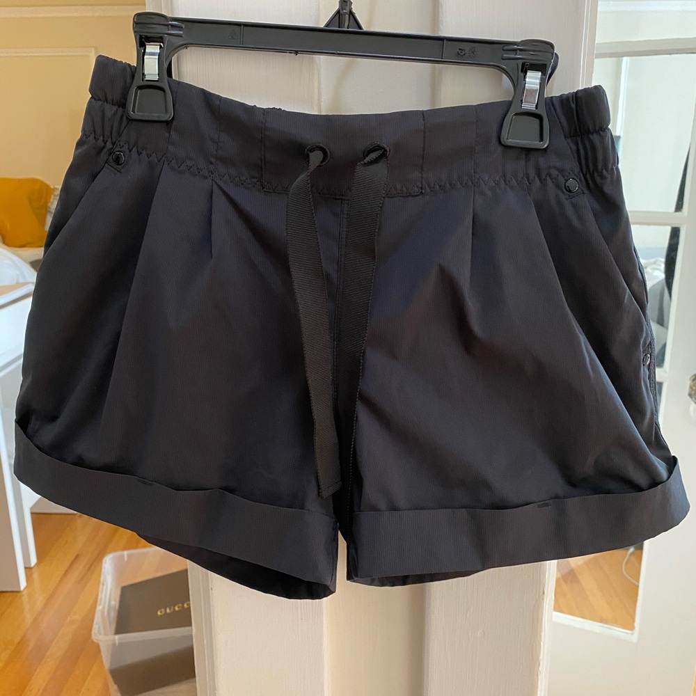 Lululemon Spring Break Away Shorts, size 4